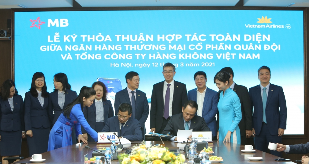 Ông Lê Hồng Hà, Tổng Giám đốc Vietnam Airlines (phải) và Ông Lưu Trung Thái, Phó Chủ tịch HĐQT, Tổng Giám đốc Ngân hàng TMCP Quân Đội (trái) kí kết thỏa thuận hợp tác toàn diện trước sự chứng kiến của Lãnh đạo hai bên