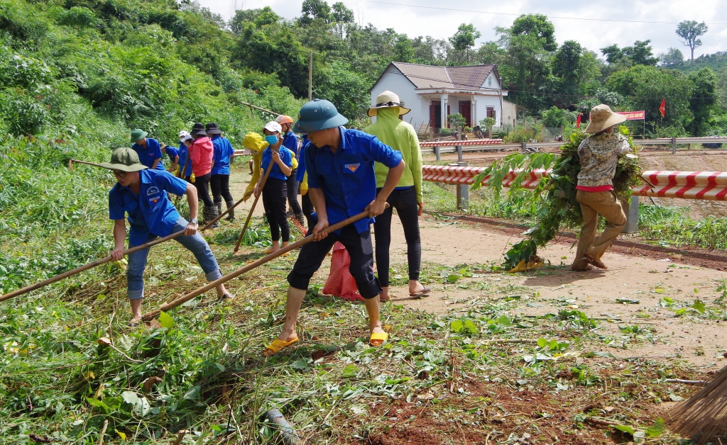 Đoàn thanh niên Binh đoàn 16 giúp dân dọn dẹp, tu sửa đường giao thông nông thôn