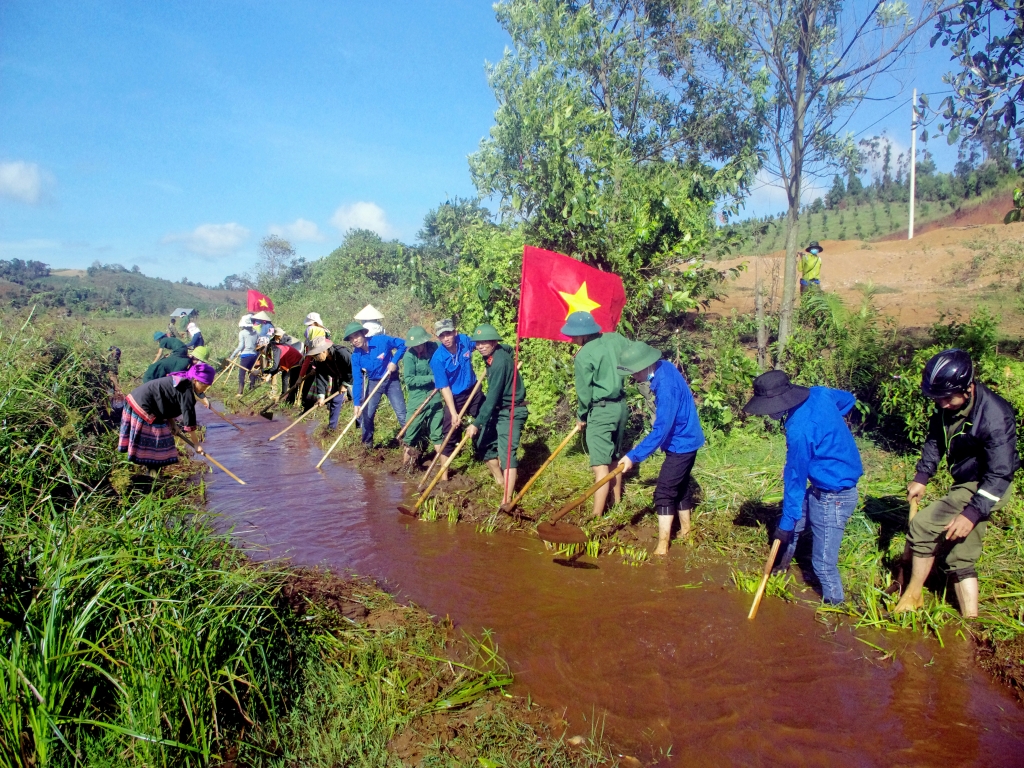 Đoàn viên thanh niên Binh đoàn 16 tham gia chương trình chung sức xây dựng nông thôn mới