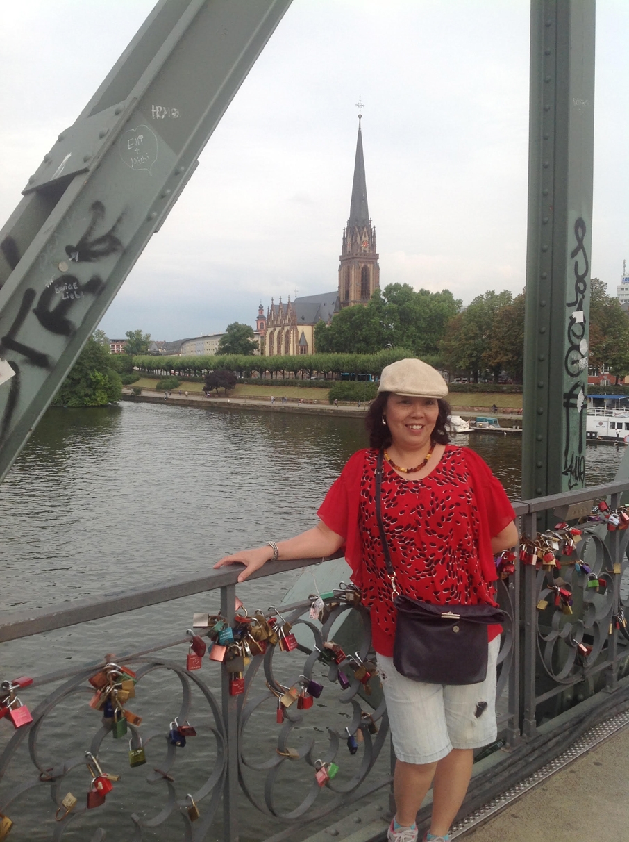 -	Nhà văn Y Ban (ảnh chụp tại Paris, Pháp)