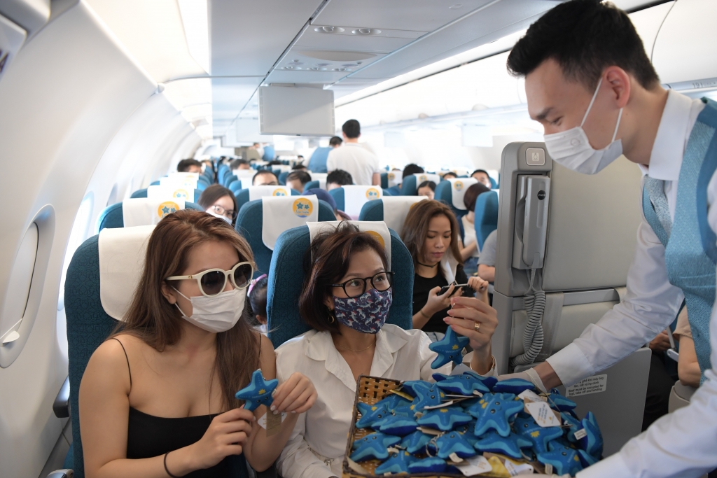 Vietnam Airlines lan tỏa thông điệp bảo vệ sao biển trên các chuyến bay đến Phú Quốc