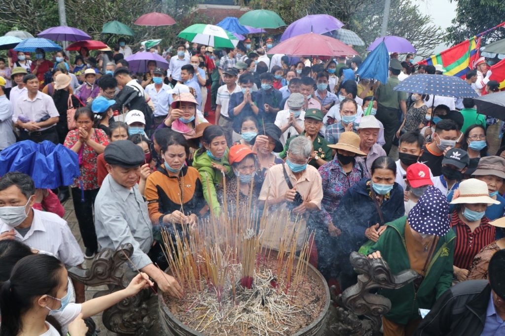 Đông đảo du khách đội mưa đổ về Đền Hùng trong ngày khai hội