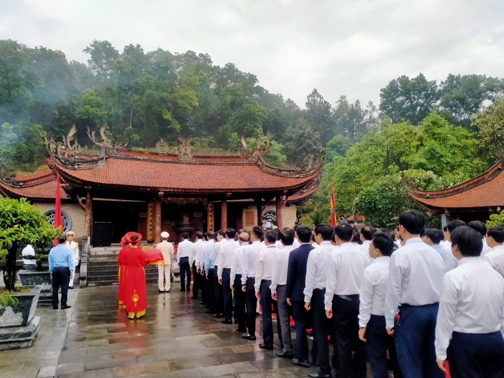 Đông đảo du khách đội mưa đổ về Đền Hùng trong ngày khai hội