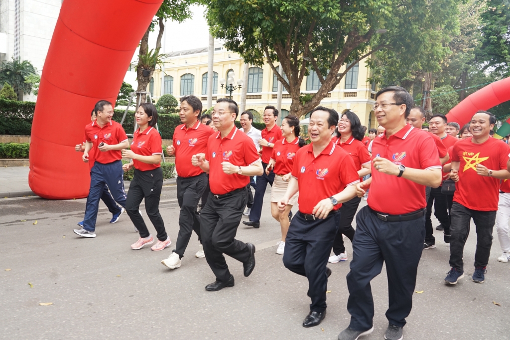 Các đại biểu tham gia chạy 