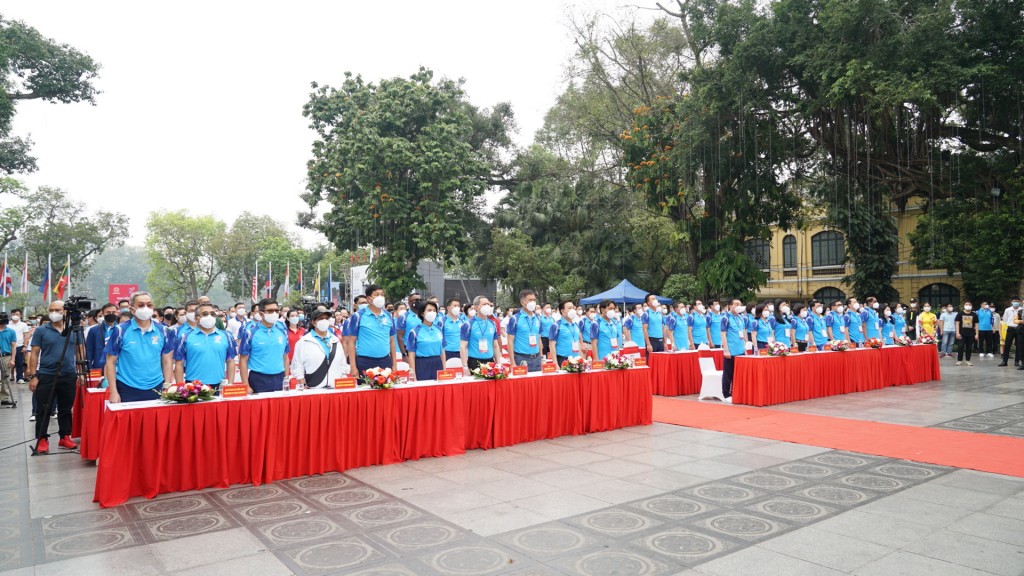 Các đại biểu làm lễ chào cờ Các đại biểu làm lễ chào cờ