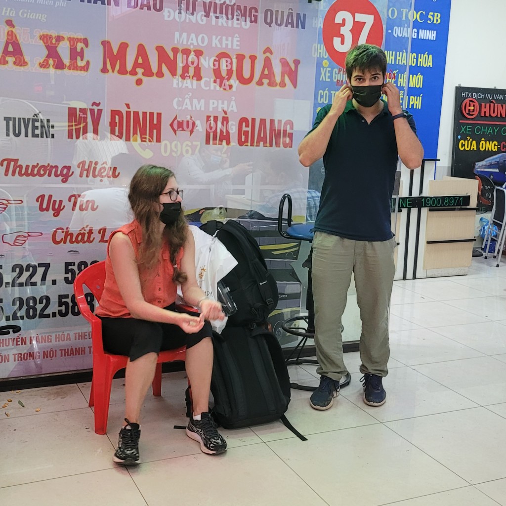 Hai khách nước ngoài chờ xe đi Hà Giang