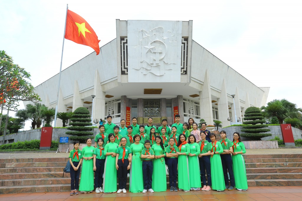 Tham quan Bảo tàng Hồ Chí Minh