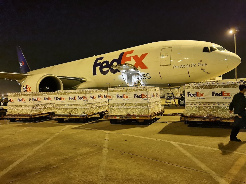 Máy tạo oxy được đóng gói lên máy bay FedEx chuyển đến Ấn Độ Nguồn ảnh: FedEx