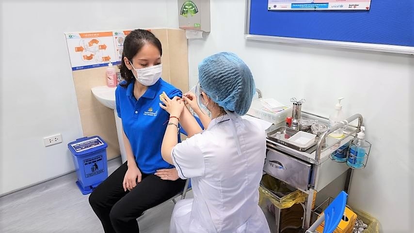 1. Vietnam Airlines là hãng bay đầu tiên tiêm vaccine Covid-19 cho phi công, tiếp viên