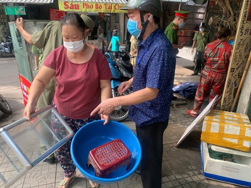 Quận Ba Đình ra quân giải tỏa các điểm chợ cóc, chợ tạm và tuyên truyền người dân thực hiện nghiêm quy định phòng, chống dịch Covid-19 