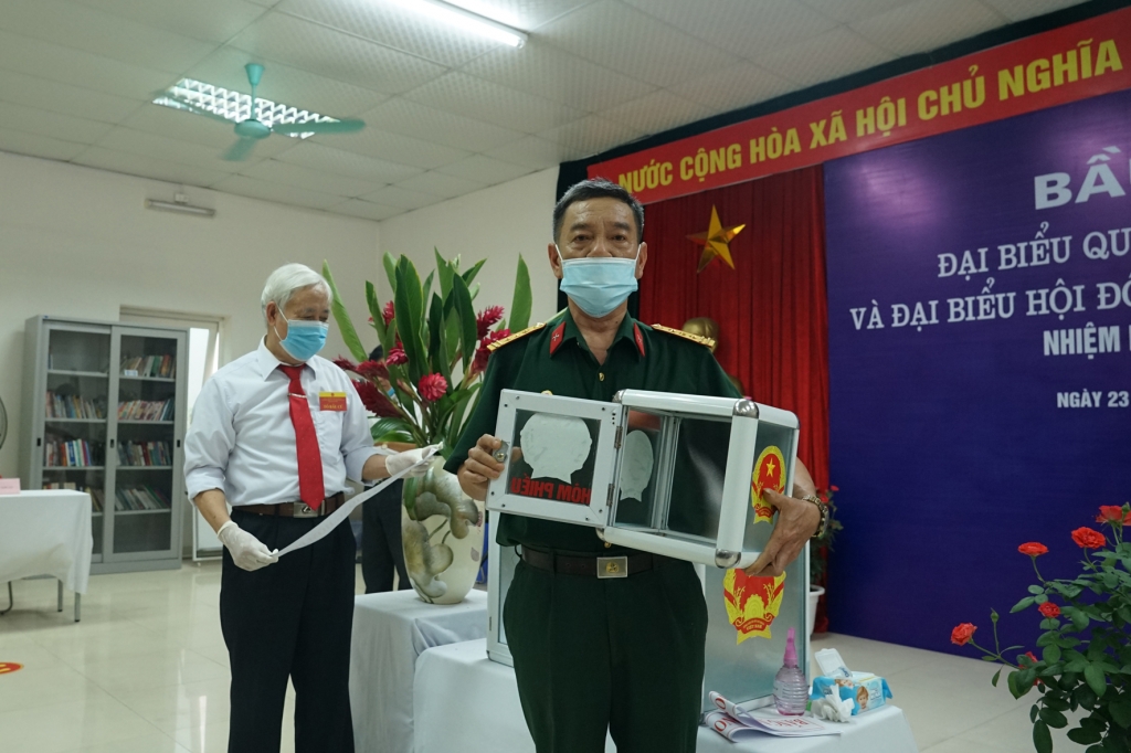 Phó Bí thư Thành ủy Hà Nội Nguyễn Văn Phong bỏ phiếu bầu cử tại quận Tây Hồ