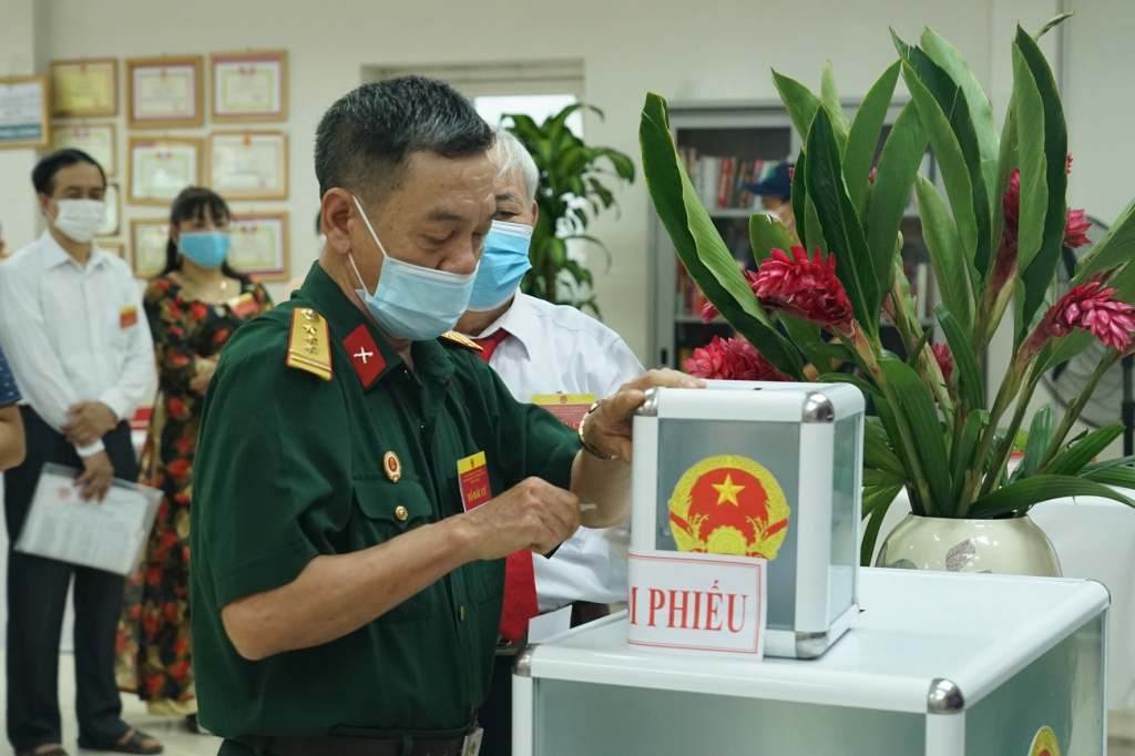 Phó Bí thư Thành ủy Hà Nội Nguyễn Văn Phong bỏ phiếu bầu cử tại quận Tây Hồ