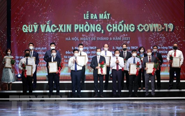 Đại diện các tập đoàn, tổng công ty, doanh nghiệp trao ủng hộ Quỹ vaccine phòng Covid-19 (Ảnh: Dương Giang)