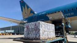 Vietnam Airlines vận chuyển an toàn 500.000 liều vắc xin về Hà Nội