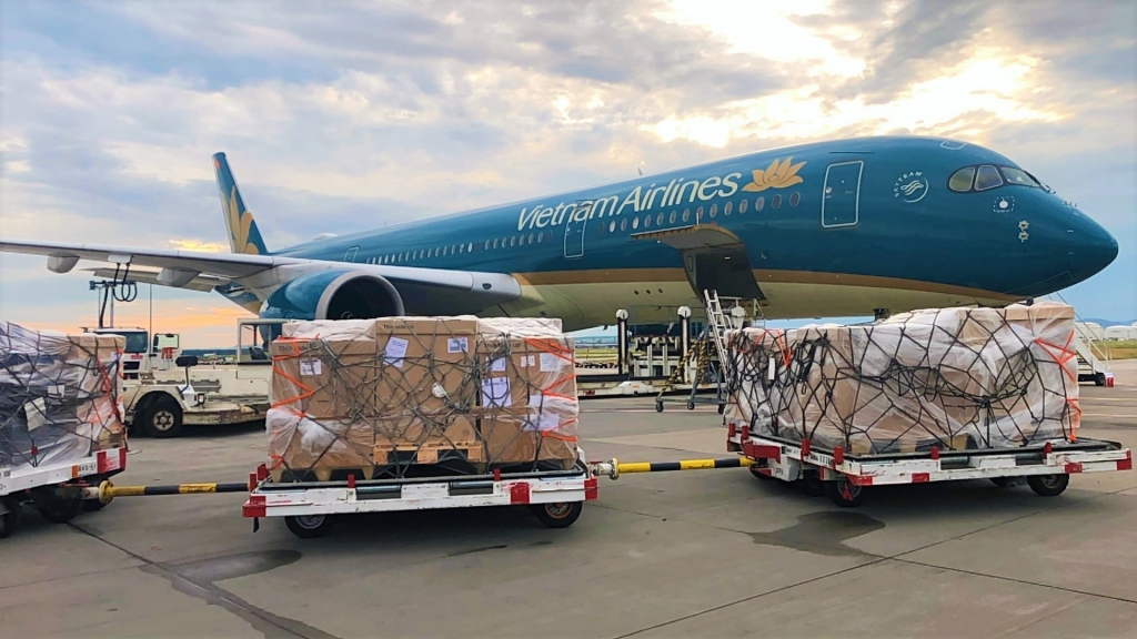 Vietnam Airlines vận chuyển miễn phí 190.000 bộ kit xét nghiệm Covid-19 của Đức viện trợ Việt Nam