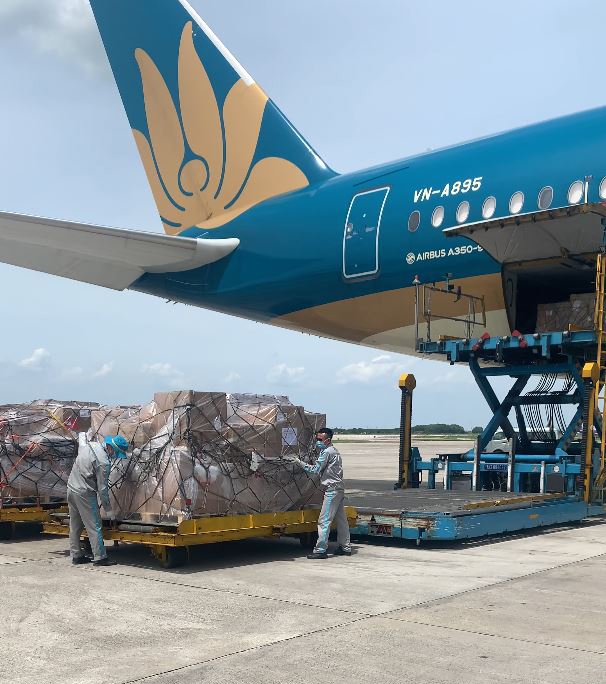 Vietnam Airlines vận chuyển miễn phí 190.000 bộ kit xét nghiệm Covid-19 của Đức viện trợ Việt Nam