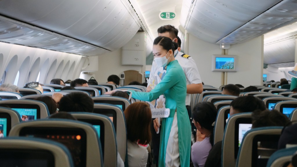 Vietnam Airlines tặng quà cho các hành khách nhí nhân ngày Quốc tế thiếu nhi 1/6