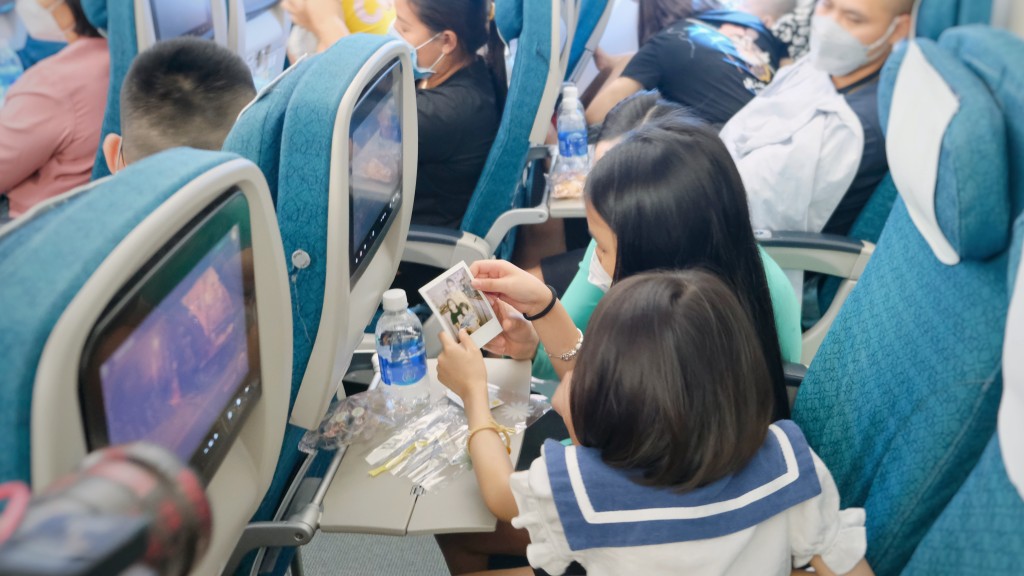 Vietnam Airlines tặng quà cho các hành khách nhí nhân ngày Quốc tế thiếu nhi 1/6