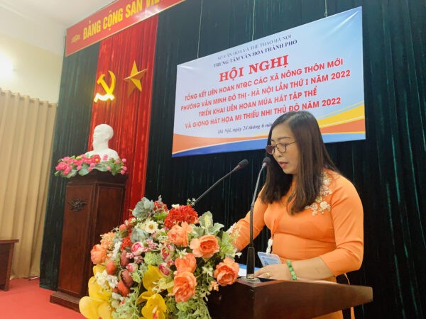 Đồng chí Trần Thanh Tú - Phó Giám đốc Trung tâm Văn hóa Thành phố triển khai Liên hoan.