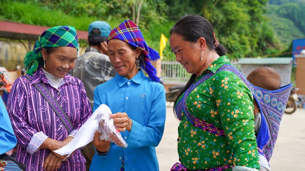 Món quà thiện nguyện ấm nghĩa tình đến với xã nghèo Tả Thàng