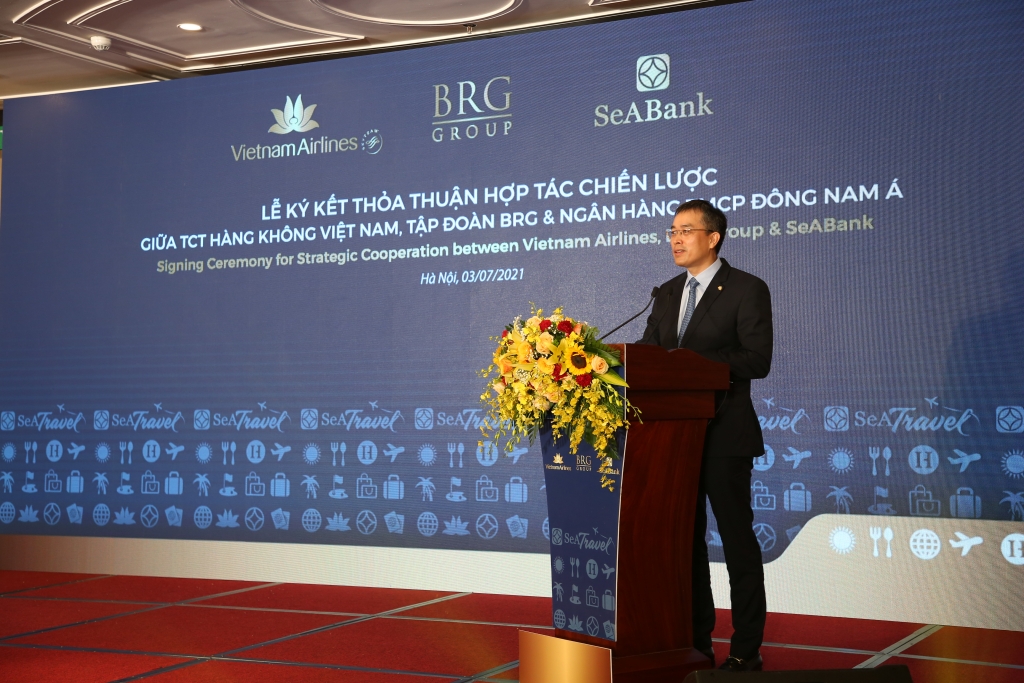 Ông Đặng Ngọc Hoà, Chủ tịch HĐQT Tổng công ty Hàng không Việt Nam phát biểu tại lễ ký