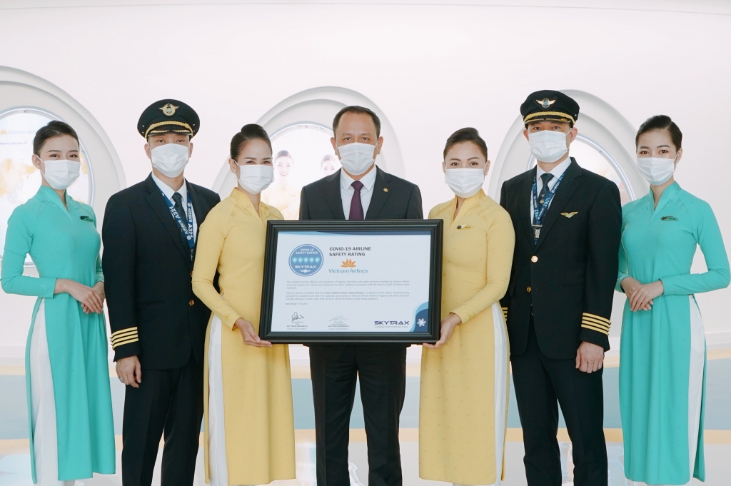 Ông Lê Hồng Hà, Tổng giám đốc Vietnam Airlines nhận chứng chỉ 5 sao cao nhất Skytrax về an toàn phòng chống dịch Covid-19