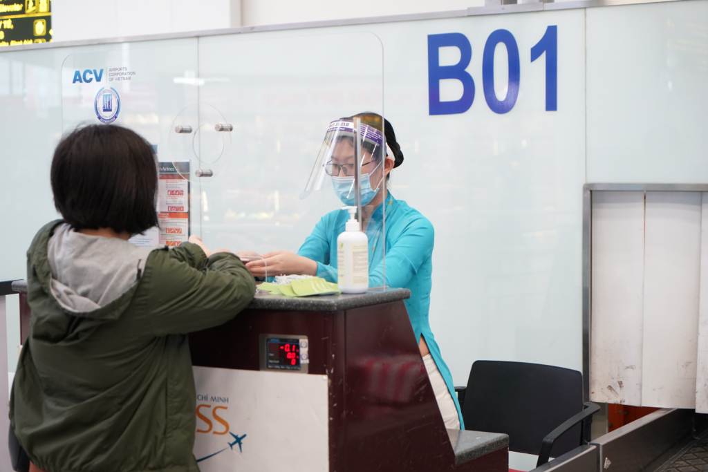 Toàn bộ các khu vực quầy vé, quầy làm thủ tục, kiosk check-in được cung cấp chai khử khuẩn. Nhân viên được trang bị đầy đủ mặt nạ, khẩu trang, găng tay. Hành khách đững giãn cách theo các dấu decal trên sàn 