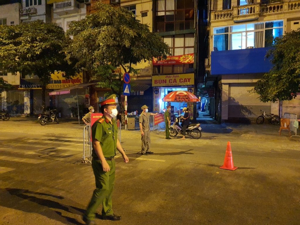 Chùm ảnh các chốt trực phòng chống dịch quận Ba Đình duy trì ứng trực từ 6h đến 22h hằng ngày