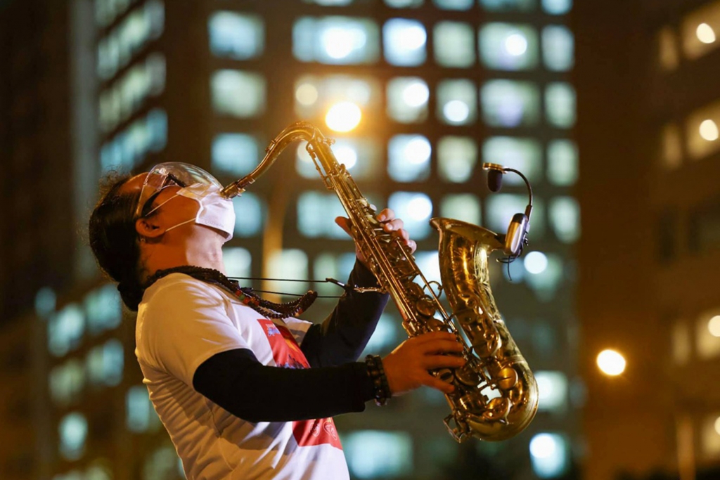 Nghệ sỹ Trần Mạnh Tuấn thổi Saxophone giữa những tòa nhà cách ly bệnh nhân F0 tại TP HCM