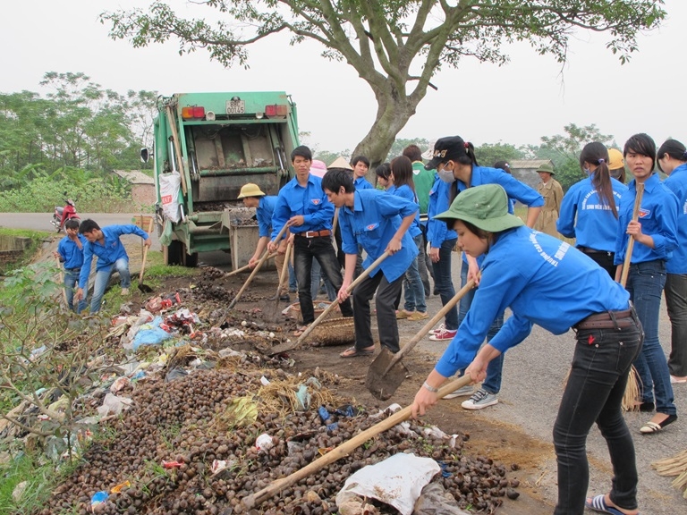 Thanh niên tình nguyện thu gom rác thải