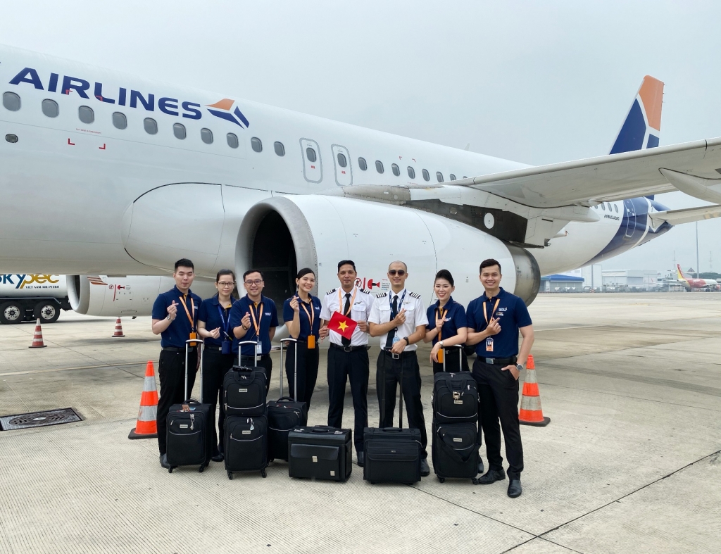 Tổ bay Pacific Airlines trước khi thực hiện chuyến bay đến Singapore để đón công dân về nước