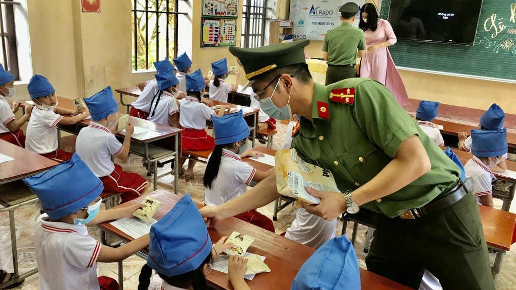 Đoàn Thanh niên Công an tỉnh Thái Bình "Tiếp sức đến trường" cho trẻ em nghèo