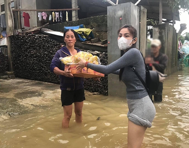 Ca sĩ Thủy Tiên trao quà tặng người dân vùng lũ (năm 2020)