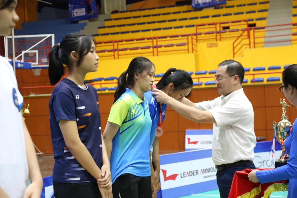 Nguyễn Ngọc Việt - Thành uỷ viên, Bí thư Huyện ủy Mỹ Đức trao huy chương cho các VĐV đạt giải Nguyễn Ngọc Việt - Thành uỷ viên, Bí thư Huyện ủy Mỹ Đức trao huy chương cho các VĐV đạt giải