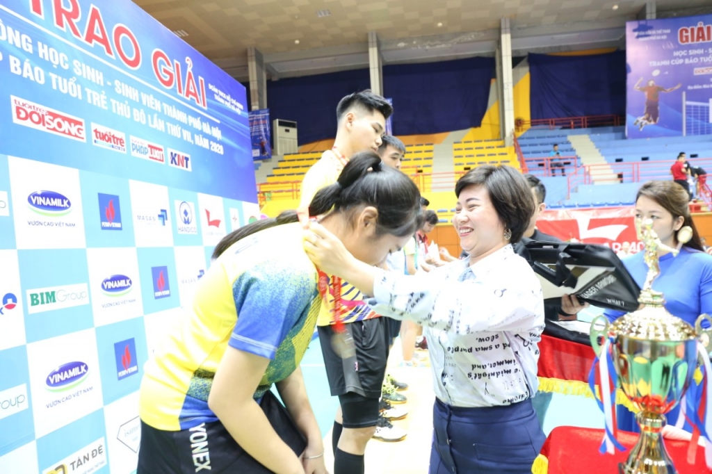 Bà Bùi Kim Hà, Giám đốc điều hành, Công ty CP Thể thao Bùi Gia – Astec, Phó trưởng ban Tổ chức giải trao huy chương cho các VĐV Bà Bùi Kim Hà, Giám đốc điều hành, Công ty CP Thể thao Bùi Gia – Astec, Phó trưởng ban Tổ chức giải trao huy chương cho các VĐV