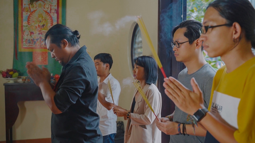 Đạo diễn Phan Gia Nhật Linh và ê-kíp làm lễ khai máy