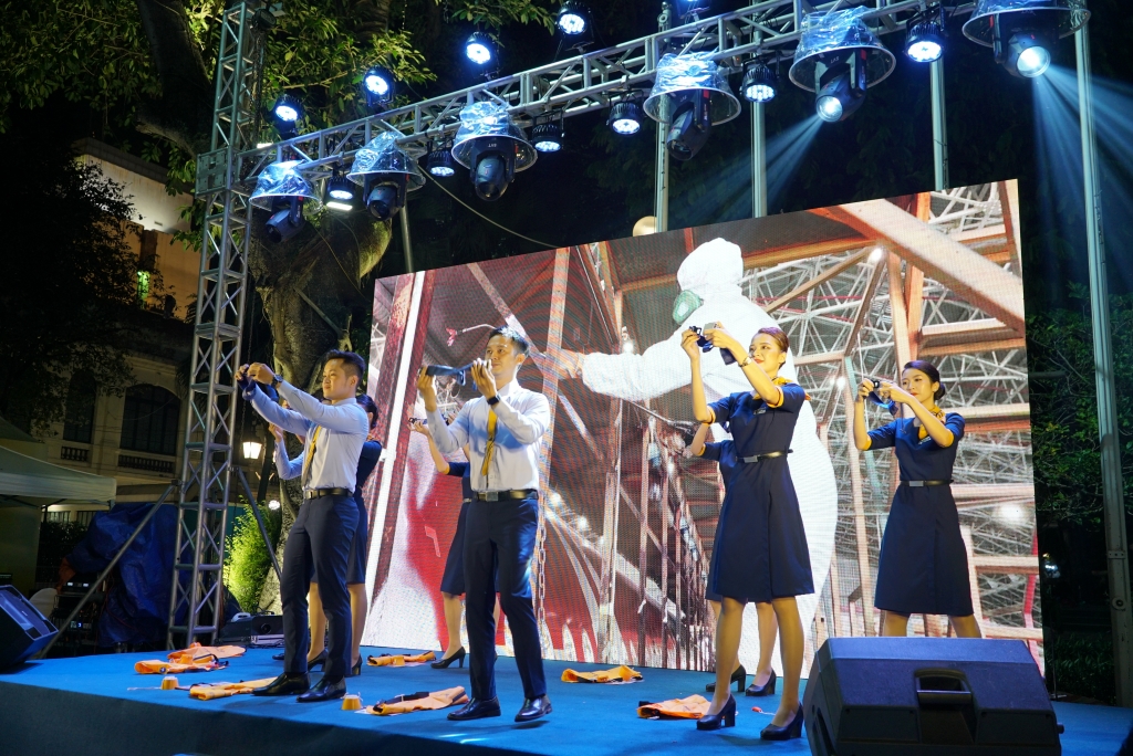 Người dân Thủ đô náo nức tham gia Vietnam Airlines Festa tháng 10