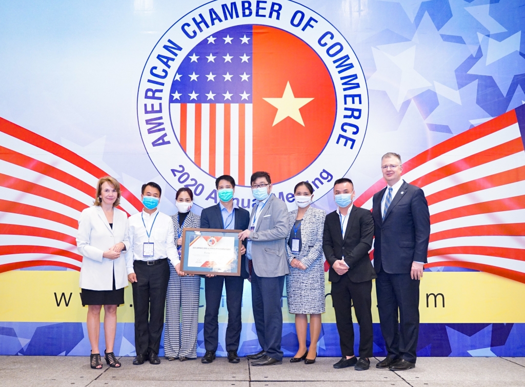 Bà Virginia Foote, Chủ tịch AMCHAM (ngoài cùng bên trái) và Đại sứ Hoa Kỳ, ông Daniel Kritenbrink (ngoài cùng bên phải), trao bằng khen công nhận Giải thưởng Trách nhiệm Xã hội Doanh nghiệp (CSR) 2020 cho ông Hardy Diec, Giám đốc cấp cao FedEx Express Indochina (thứ hai từ trái sang), tại Hiệp hội Thương mại Mỹ tại Việt Nam (Amcham) của Lễ trao thưởng Doanh nghiệp về Trách nhiệm Xã hội tại Hà Nội