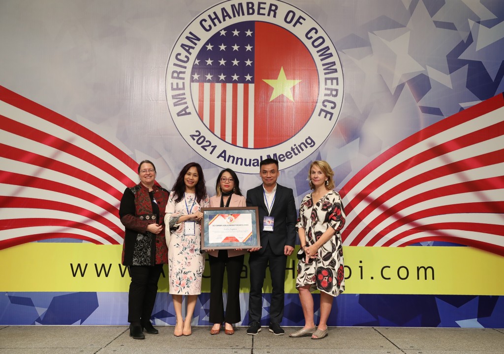 Các đại diện nhận giải thay mặt FedEx Express, cùng Chủ tịch Amcham và đại diện từ Đại sứ quán Hoa Kỳ tại Việt Nam