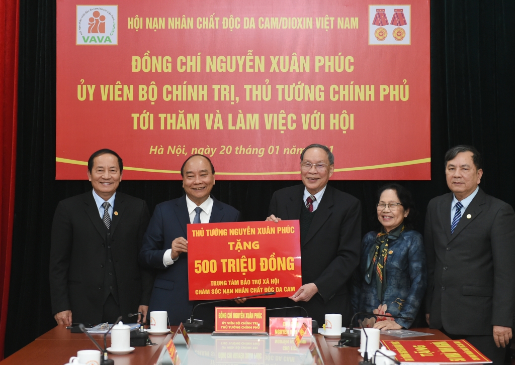 Thủ tướng Nguyễn Xuân Phúc đã trao 50 căn nhà tình nghĩa tặng nạn nhân chất độc da cam/dioxin và 500 triệu đồng cho Trung tâm bảo trợ xã hội nuôi dưỡng, dạy nghề cho nạn nhân chất độc da cam/dioxin