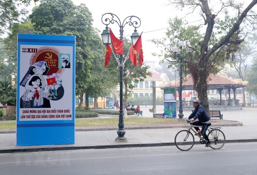 Pano, cờ rực rỡ trên phố Lê Thạch chào mừng Đại hội đại biểu toàn quốc lần thứ XIII của Đảng. (Ảnh: Hoàng Hiếu/TTXVN)