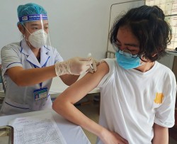 Thủ tướng yêu cầu thúc đẩy mạnh mẽ, quyết liệt việc tiêm vaccine phòng COVID-19