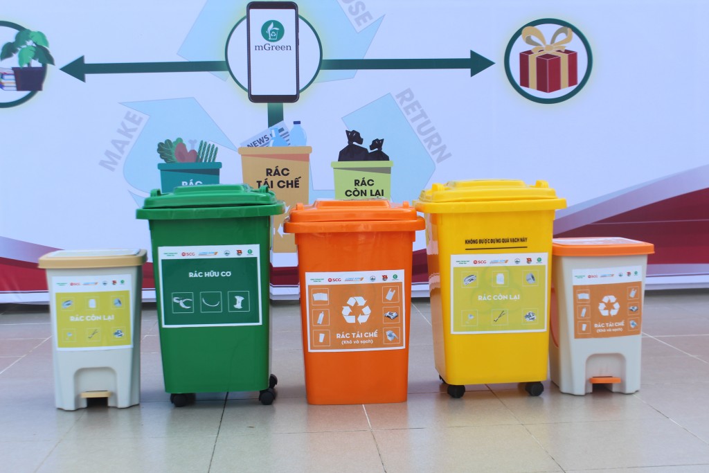 SCG và LSP  trao tặng thùng rác phân loại cho các trường tiểu học Long Sơn tại tỉnh Bà Rịa- Vũng Tàu, nhằm tạo điều kiện cho các em học sinh có ý thức bảo vệ môi trường từ hành động nhỏ nhất