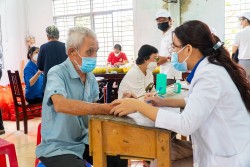Nutrilite cùng Hội Chữ thập đỏ TP HCM khám bệnh miễn phí và trao quà tới 250 người dân