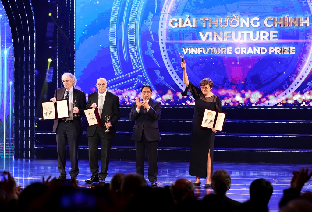 Thủ tướng Chính phủ Phạm Minh Chính đã trao Giải thưởng Chính (VinFuture Grand Prize) cho ba nhà khoa học Katalin Kariko, Drew Weissman (Mỹ) và Pieter Cullis (Canada)