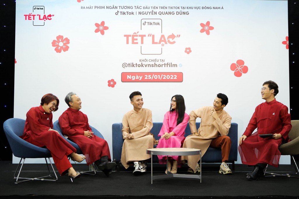 Đại diện TikTok và đoàn làm phim Đại diện TikTok và đoàn làm phim