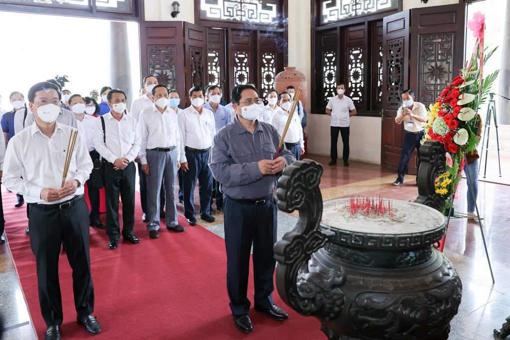 Thủ tướng Phạm Minh Chính, Thường trực Ban Bí thư Võ Văn Thưởng và đoàn công tác đã thành kính dâng hoa, dâng hương, tưởng nhớ công lao Chủ tịch Hội đồng Bộ trưởng Phạm Hùng