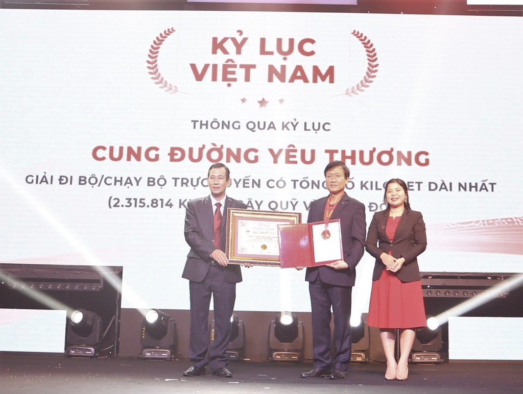 Ông Dương Duy Lâm Viên – Tổng thư ký Trung ương Hội Kỷ lục gia Việt Nam, Giám đốc Điều hành Tổ chức Kỷ lục Việt Nam VietKings, trao Chứng nhận xác lập Kỷ lục Việt Nam cho ông Trần Đình Quân (giữa), Chủ tịch kiêm Tổng Giám đốc Dai-ichi Life Việt Nam