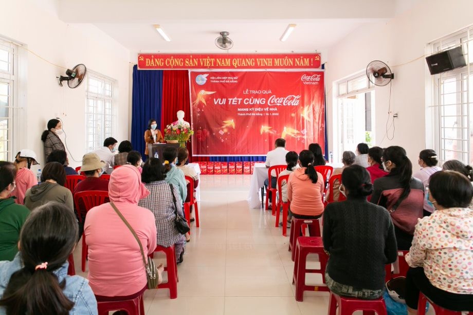 Trao tặng quà Tết cho các hoàn cảnh khó khăn là hoạt động thường niên của Coca-Cola nhamwg mang đến mùa xuân ấm áp cho cộng đồng