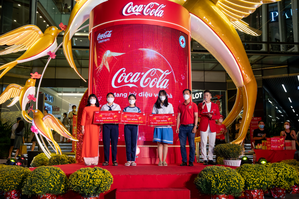 Coca-Cola trao tặng 100 học bổng trị giá 5 triệu đồng_ suất cho các em học sinh trung học cơ sở, trung học phổ thông có gia đình bị ảnh hưởng bởi dịch Covid-19